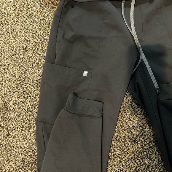 Fabletics Scrubs set Grey - Picture 2 of 3